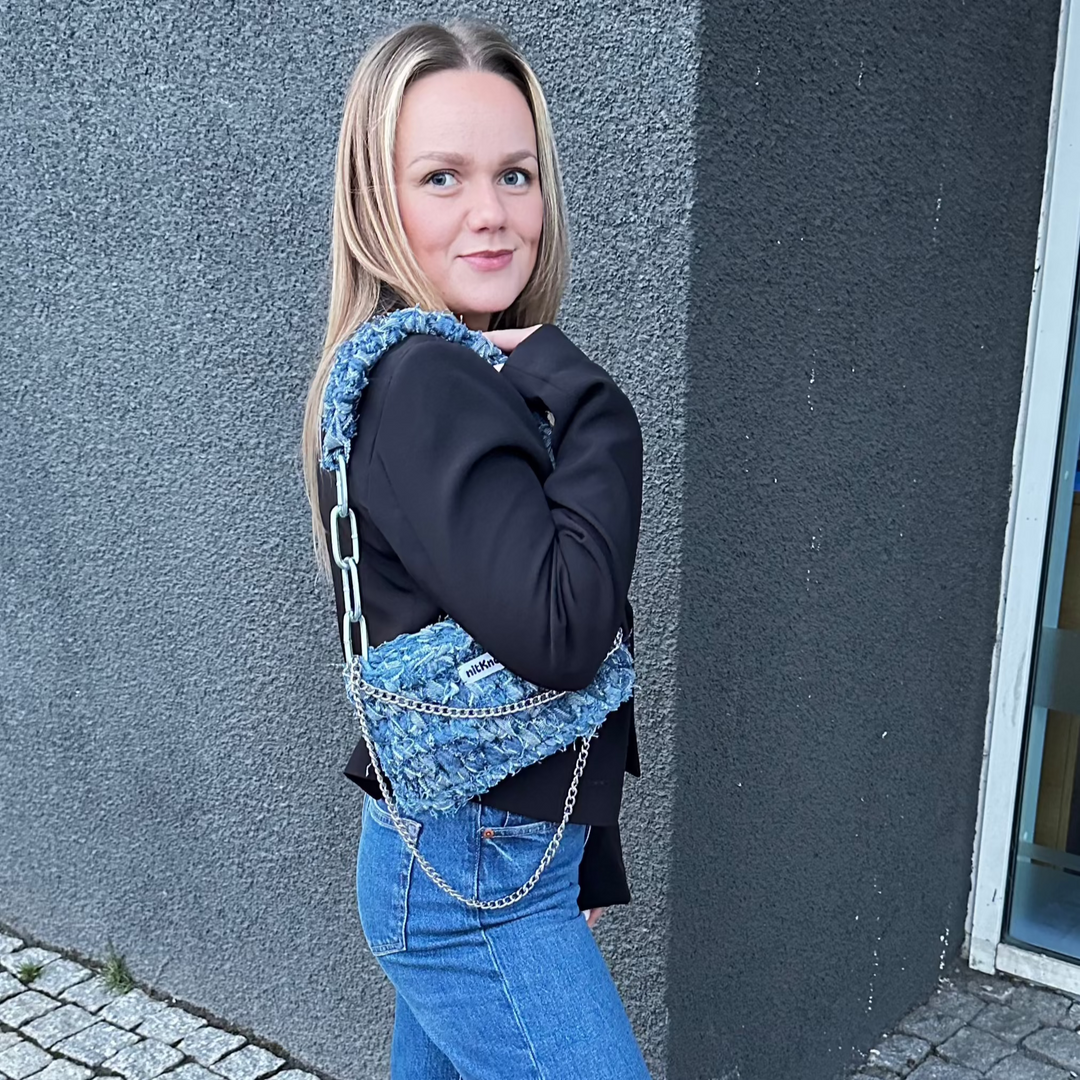 Rok nr.1 - Upcycled denim taska með keðjum