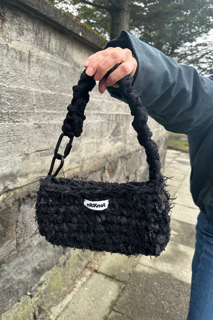 Rok nr.2 - Svört up-cycled Denim taska