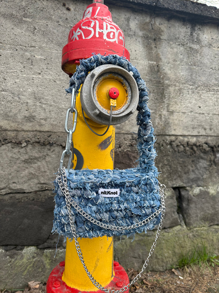 Rok nr.1 - Upcycled denim taska með keðjum