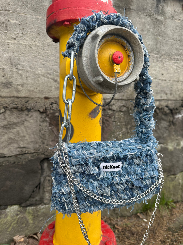 Rok nr.1 - Upcycled denim taska með keðjum