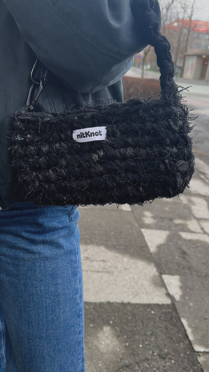 Rok nr.2 - Svört up-cycled Denim taska