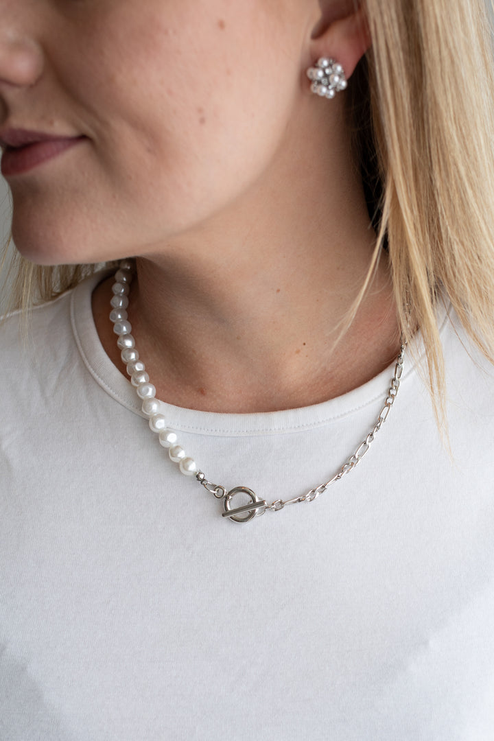 Pearl and chain necklace