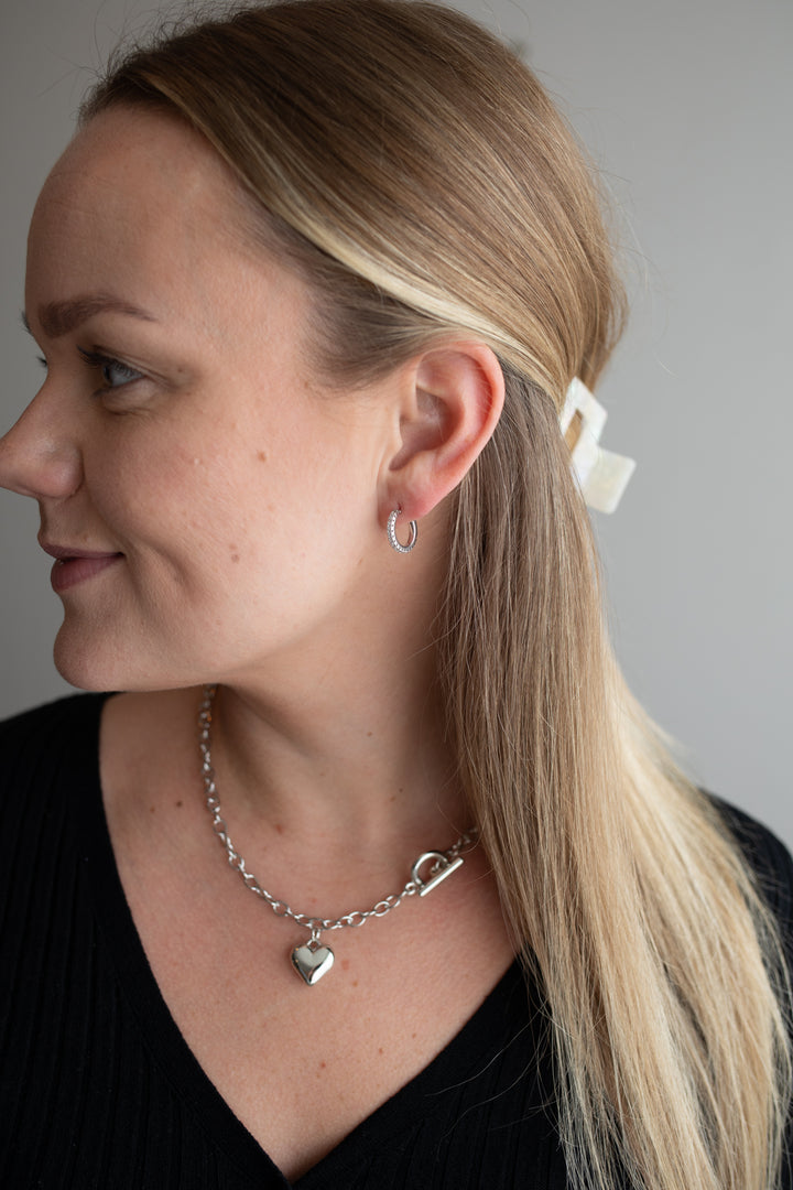 Silfraðir crystal hoops